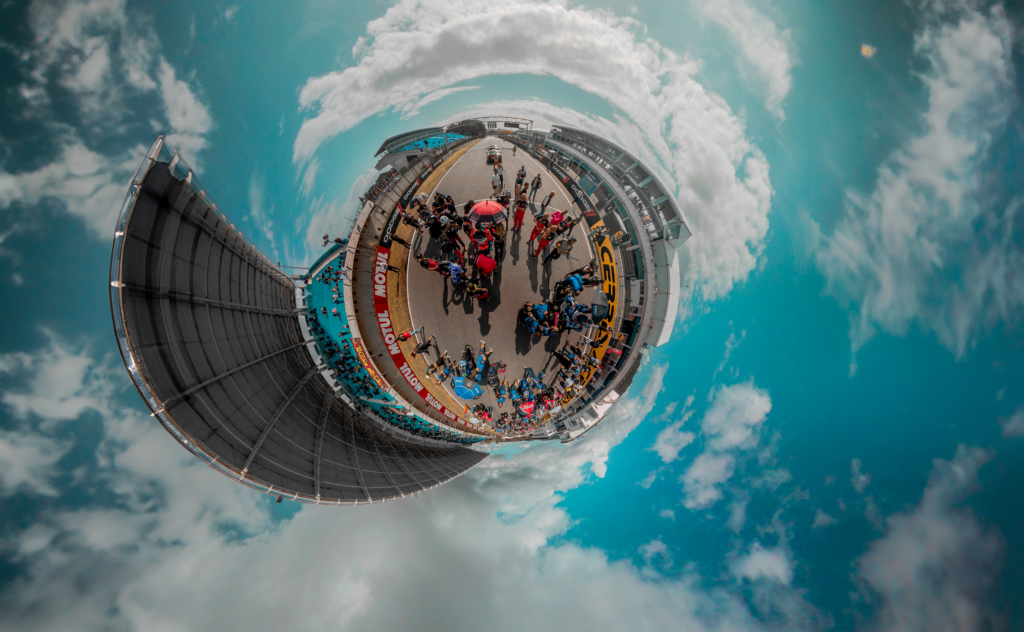 Planet tiny estoril modif Photo créative lors d'une grille de départ de course moto